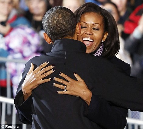 Đệ nhất Phu nhân Michelle Obama ôm Tổng thống Barack Obama trong đêm vận động tranh cử cuối cùng ở Des Moines, Iowa